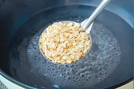 把燕麦倒进滚烫的开水中，瞬间变美食，30年老保姆拿手绝活，真香视频封面