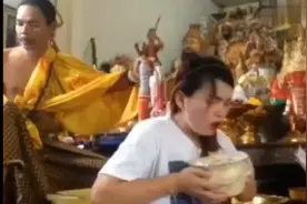 美女着凉呕吐、哭泣、呻吟、喘气表情十分痛苦不堪。视频封面