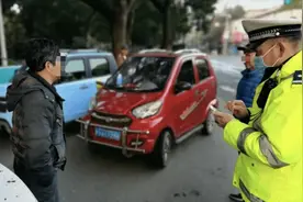 老年人没有驾照怎么办？还能开三四轮车吗？答案来了，你怎么看视频封面