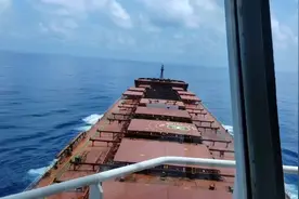 18万吨散货船在大洋里航行视频封面