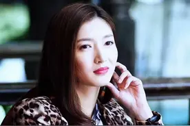 小伙上错酒引起顾客争执挨了老板一巴掌 看江莱处理客诉的能力视频封面