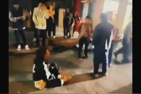 小伙子街头大战大妈 以彼之道还施彼身视频封面
