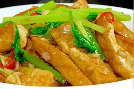 豆腐炒芹菜这种做法太香了，简单又实用，外焦里嫩，下酒又下饭视频封面
