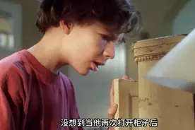 男孩把玩具放进柜子，再打开后玩具竟然复活了！《魔柜小奇兵》视频封面