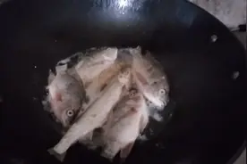 今天回乡下，妞妞学炸鱼有模有样，农村生活有乐趣。视频封面