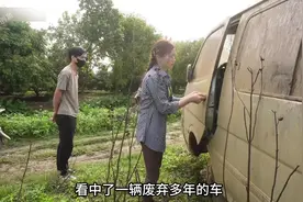 九零后美女修理一辆废弃的汽车改造成梦中房车全过程！视频封面