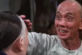 乾隆去路边摊剃头，不想竟遭剃头匠无底线羞辱。视频封面