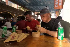 12小时硬座绿皮火车，顺利达到乌鲁木齐，逛国际大巴扎吃美食视频封面