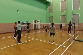 #室内羽毛球训练# 教练在示范发球动作，学员们认真学习。视频封面