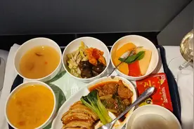 南航干线头等餐食已逐步恢复到正常水平，提供酒水、老汤、双菜。视频封面