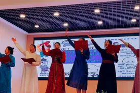 教师节女教师朗诵《我爱上班》台下校长乐开了花视频封面