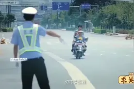 美女穿裙子骑车，没骑多久发现挺尴尬，小伙见了直偷笑视频封面