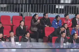 泰国总理佩通坦亚冬会观看比赛松弛感与旁边严月霞紧张感形成对比视频封面