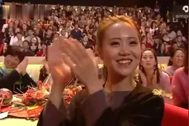 容嬷嬷演小品太霸气，风采不减当年，看我扎不扎你就完了!视频封面