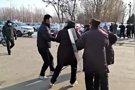 高校反恐演练，学生扮演的“匪徒”，被不明真相的大爷一招制服视频封面