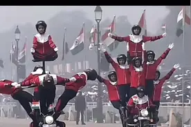 印度阅兵仪式：震撼人心的摩托车特技表演！🇮🇳这样看也挺厉害哈😂视频封面