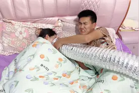 小伙睡觉爱放屁，被媳妇嫌弃不让上床睡觉，被逼无奈自制排气尾管视频封面