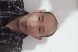 中年大叔自拍，背景简单干净，表情自然。视频封面