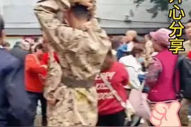 新兵欢送，父母没有来送别，他站在人群中眼神好无助。视频封面