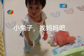 设置一个小的情节引导宝宝说话。现在宝宝说的已经是完整句子了。视频封面