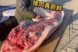 农村新鲜猪肉太好卖了，大早上老孟就卖半头猪，剩半头一会就卖完视频封面