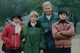 1985年，马云和妹妹与外国友人的合影照，21岁的马云眉清目秀视频封面
