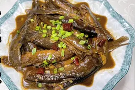 东北特色硬菜酱炖泥鳅，如何炖酱香入味、鲜嫩不腥气，技巧全在这