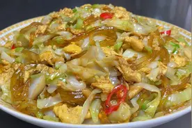 原来包菜炒粉条鸡蛋是这样做的，难怪以前做的不好吃还粘锅，收藏