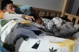 有个给弟弟换尿不湿，喂饭，洗澡，讲书的哥哥是什么体验，羡慕吧视频封面