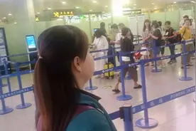 机场送别时，越南丈母娘深深地抱住中国女婿忍不住流出眼泪……视频封面