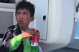现实版少年派！熊孩子漂百公里成网红，回家前先火视频封面