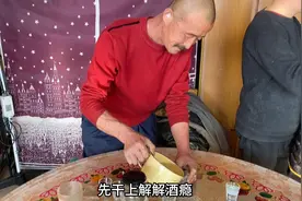 内蒙人有多爱喝酒吃肉？宰牛请两桌一顿吃几十斤，肉还没熟就开喝视频封面
