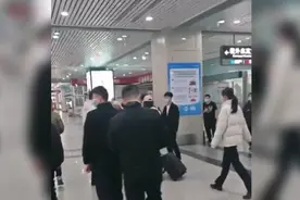 亚亚回来了，落地机场视频封面