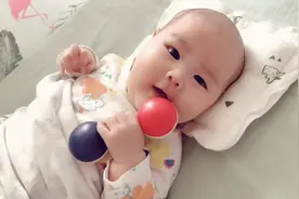 3个月宝宝摇铃玩得溜溜的，和姐姐听歌开心的手舞足蹈，太可爱了视频封面