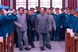 1955年开国将帅授衔仪式开始，这些伟人跺跺脚，世界都要抖三抖视频封面