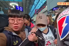 第三位陆配小微今天下午被强制押送机场，场面一度失控视频封面
