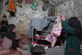冬天阿富汗游牧民族在家扫雪，十岁的女儿辛苦劳作，做饭也好吃视频封面