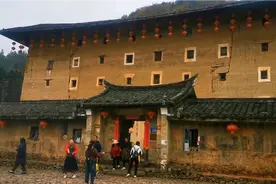 哪里的土楼被称为陆地上的诺亚方舟？世界文化遗产在福建南靖。视频封面
