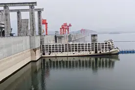 自驾秭归，冒雨游三峡大坝，不愧大国重器。视频封面