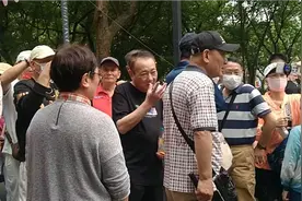 虹口公园樱花大道保安用警报器骚扰游客双方大吵大闹场面滑稽搞笑视频封面
