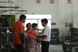 工厂老板允许上班带孩子，为这样无私大爱的老板点赞👍视频封面