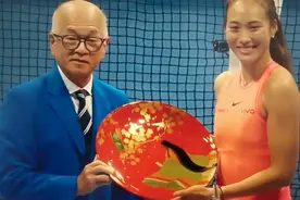 WTA500东京站决赛，郑钦文击败肯宁夺得冠军，赛后颁奖笑容灿烂视频封面