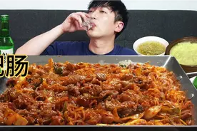 韩国富二代吃中国名菜，溜肥肠，他为啥往里面放粉条子？视频封面