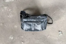 小伙垃圾堆捡到一个皮包，里面丢弃大量物品视频封面