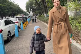 中俄混血小帅哥丹尼尔在严寒的广州幼儿园，哈哈哈不可思议的天气视频封面