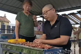 农村小院就是热闹！三代同堂大聚餐，大姑夫感慨:现在就缺小孩啊视频封面