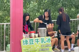 00后妹妹摆摊创业第一天，刚营业就来顾客了，看看一天能赚多少钱视频封面