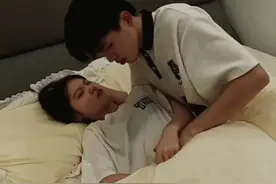 男友暖心照顾，甜蜜的早晨视频封面