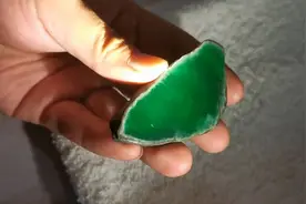 一块地摊上买来的丑石头，竟一刀切出极品帝王绿？#翡翠视频封面