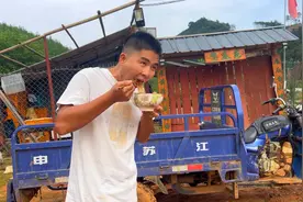 小伙月入6000隐居深山，养鸡种菜做饭，这样的生活你羡慕吗？视频封面